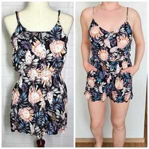 🔥2/$10|•DIVIDED•| Tropical Floral Romper Size 4 Small